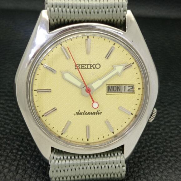 Vintage 1984 Seiko Automatic Mens Silver Watch W/daydate & Green accents - Picture 4 of 8